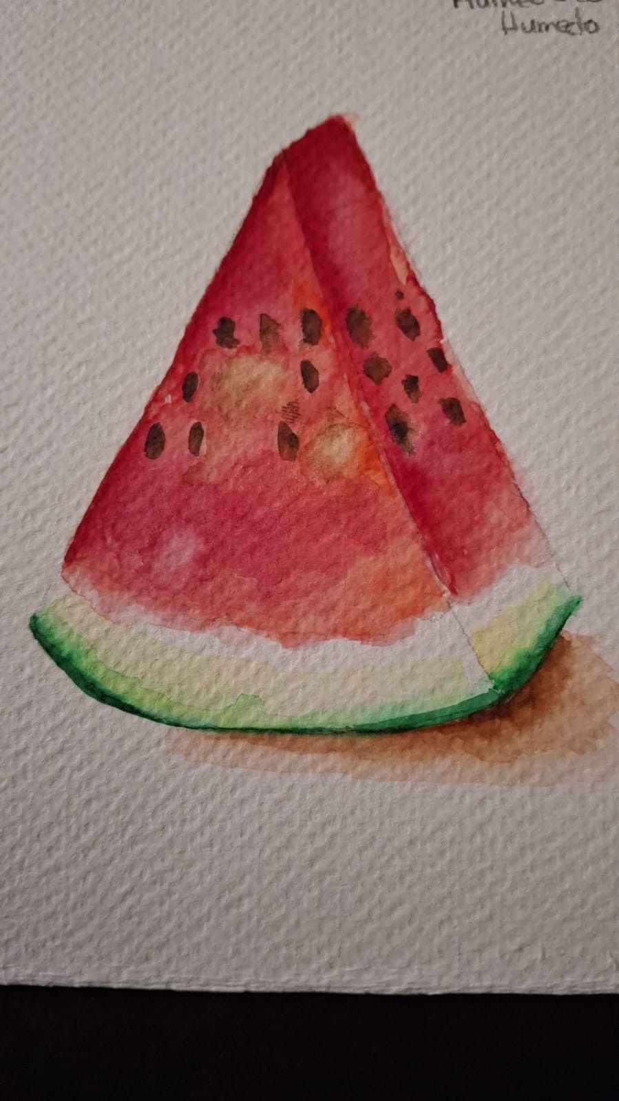 Una obra de arte enmarcada, realizada con técnica mixta, con una flor de alambre dorado metálico sobre un fondo texturizado.