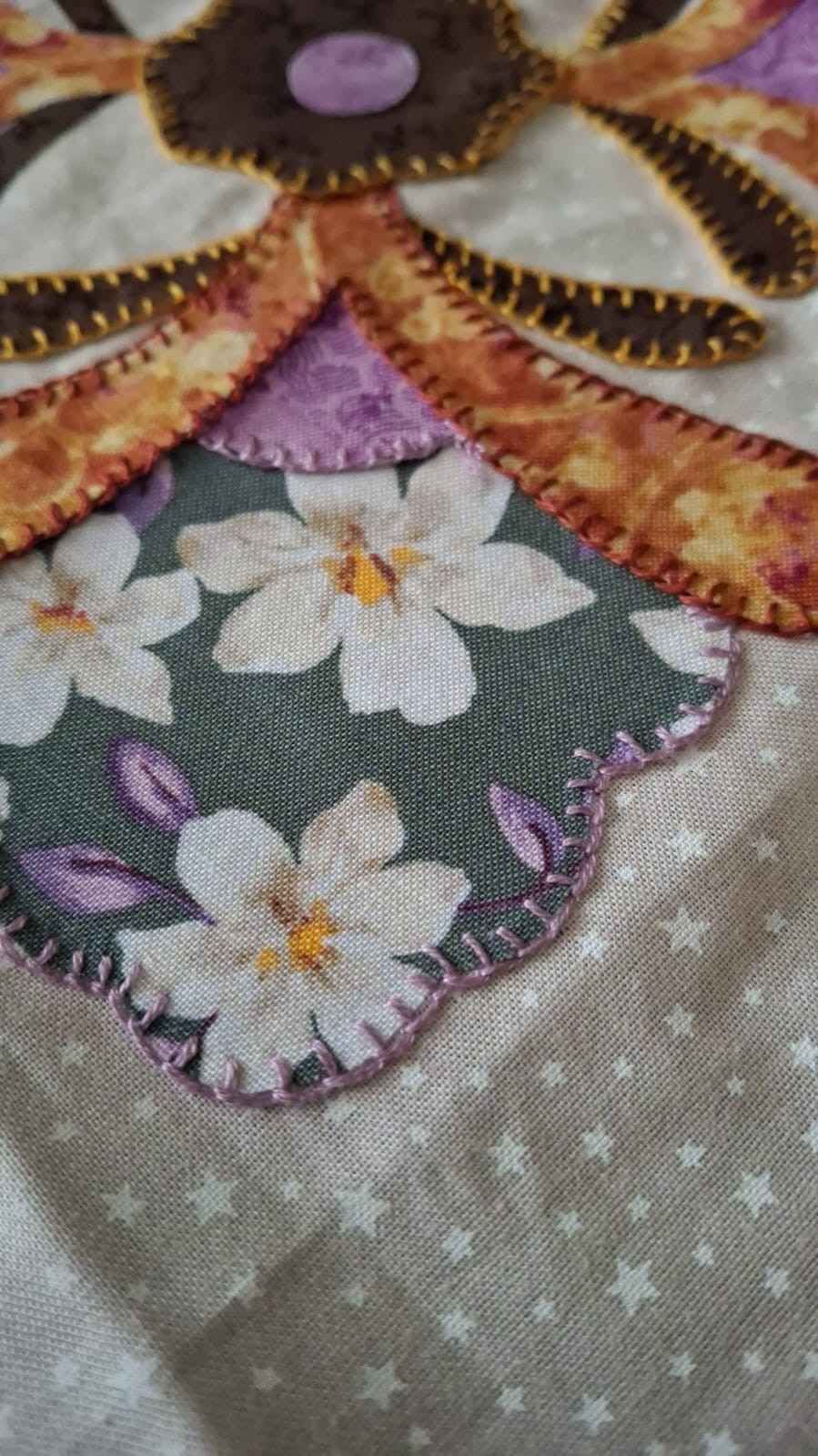 Una caja de manualidades gris con varios cajones, decorada con una ilustración de hadas y detalles florales.