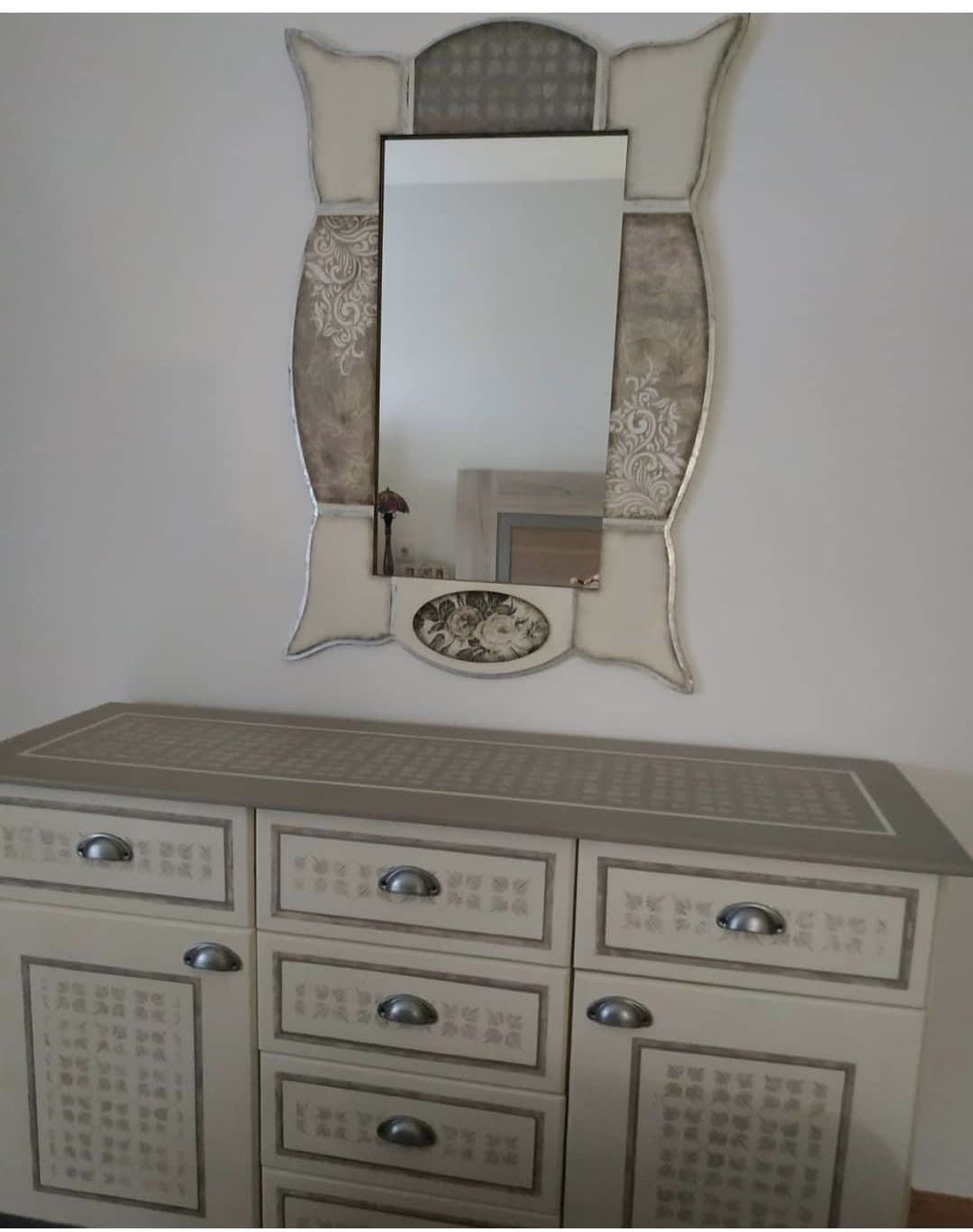 Una pequeña figurita de arcilla que representa a una bruja con un vestido morado y un sombrero negro montada en una escoba.