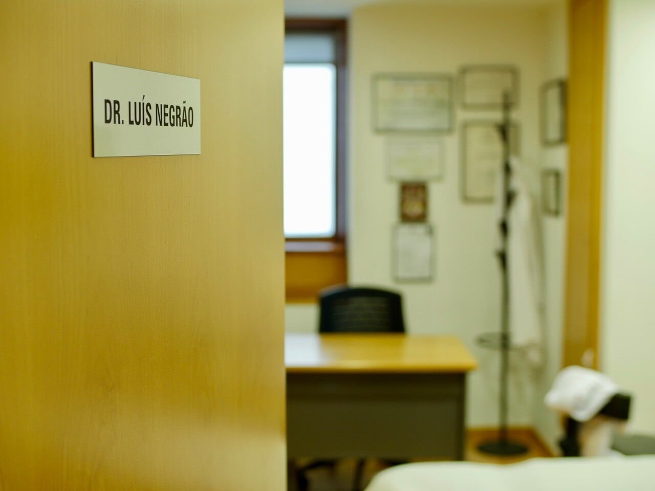 Porta de consultório com placa indicando 
