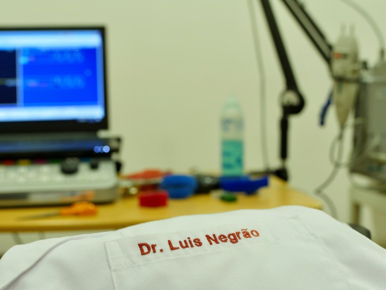 Jaleco branco com a inscrição 