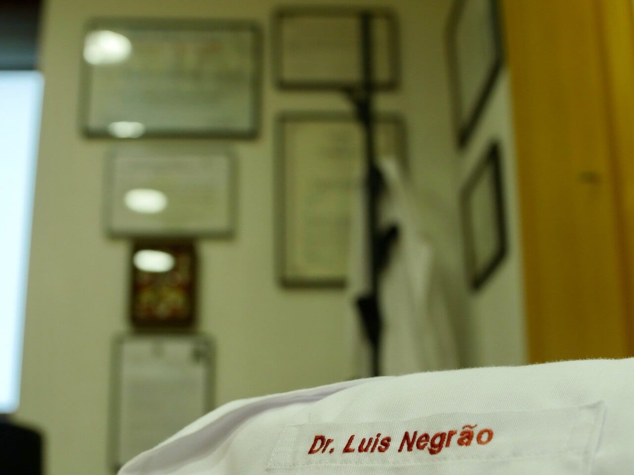 Jaleco branco com bordado 