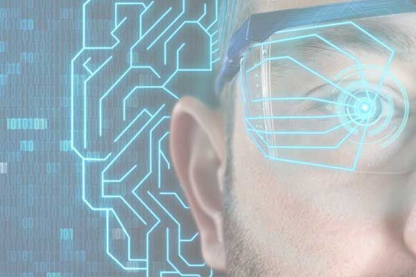 Homem usando óculos futuristas, com circuitos azuis brilhantes sobrepostos ao rosto e à orelha.