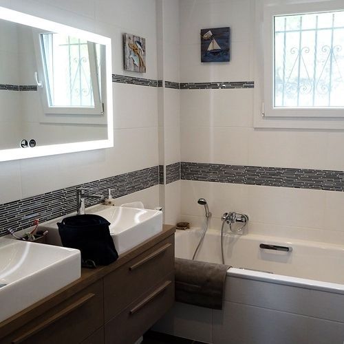 A bathroom with two sinks and a bathtub