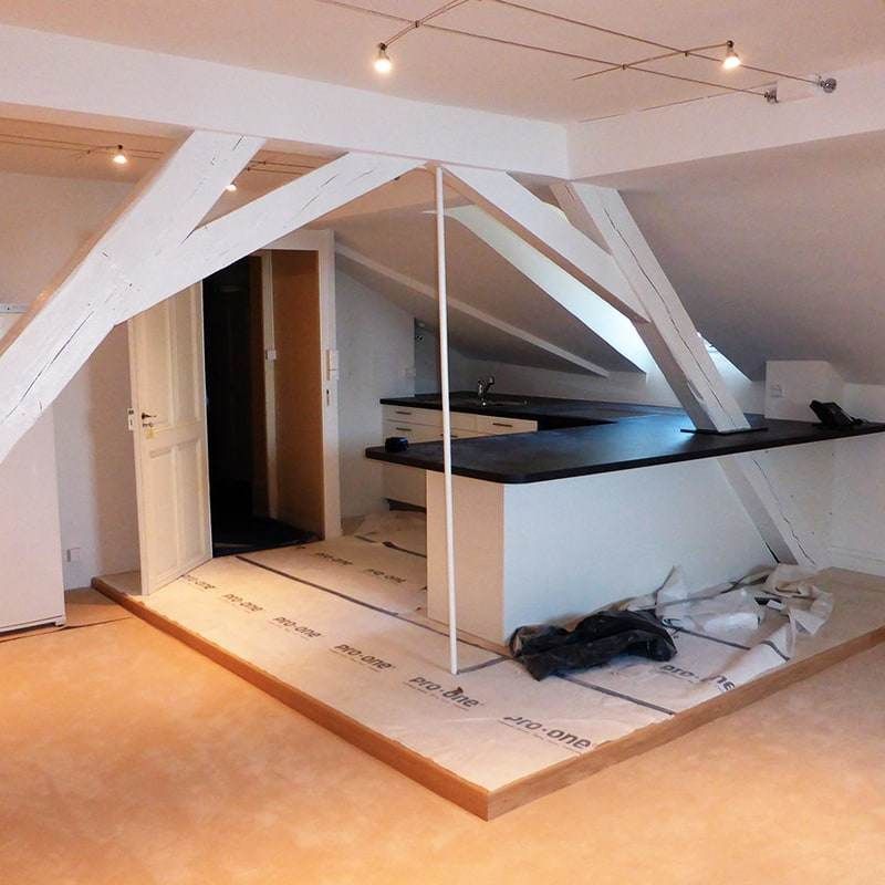 A room with a ceiling that has a few beams on it