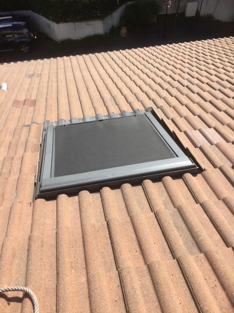 Fenêtre de toit sur un toit propre