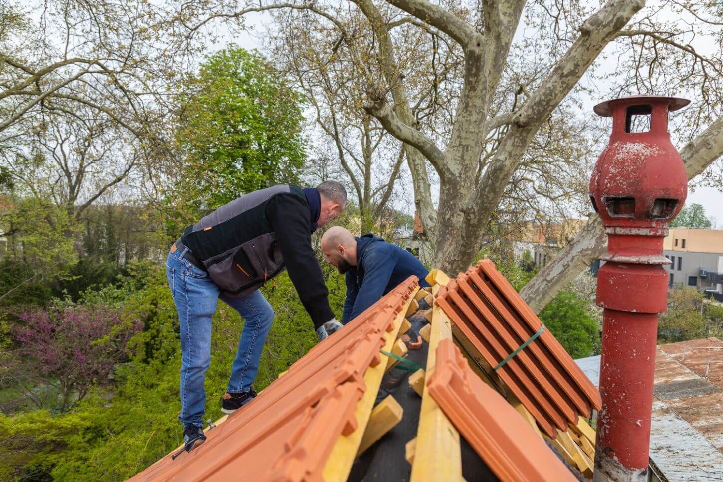 Travail en équilibre pose de tuiles