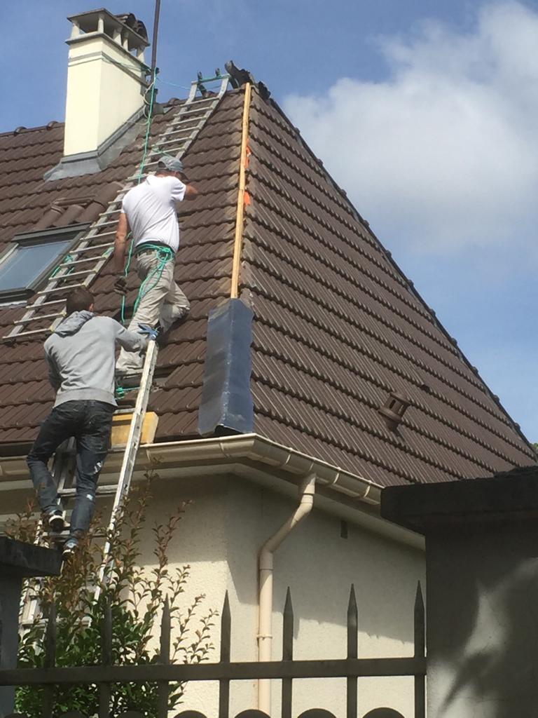 Deux hommes grimpant sur un toit