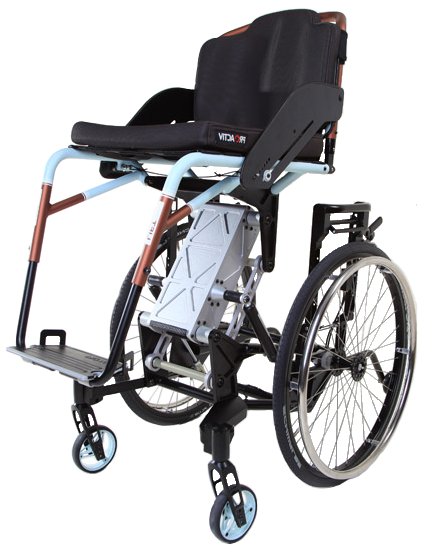 Ein Schwarzweißfoto eines Rollstuhls auf weißem Hintergrund.