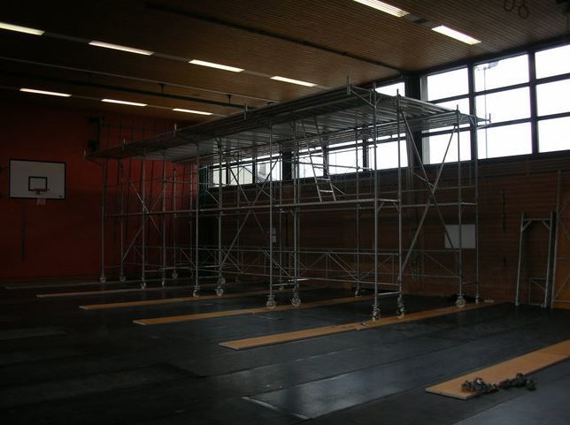 Mit unseren praktischen und mobilen Rollgerüstlösungen aus Aluminium, welche schnell aufgebaut und individuell anpassbar sind, bieten wir einen sicheren, stabilen sowie flexiblen Zugang zu Decken und Wänden.  Anwendungen:  Fenstersanierungen im Innen- und Aussenbereich In Innenräumen wie z. B. Turnhallen