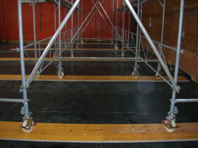 Mit unseren praktischen und mobilen Rollgerüstlösungen aus Aluminium, welche schnell aufgebaut und individuell anpassbar sind, bieten wir einen sicheren, stabilen sowie flexiblen Zugang zu Decken und Wänden.  Anwendungen:  Fenstersanierungen im Innen- und Aussenbereich In Innenräumen wie z. B. Turnhallen