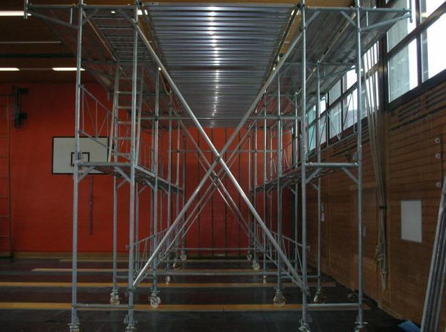 Mit unseren praktischen und mobilen Rollgerüstlösungen aus Aluminium, welche schnell aufgebaut und individuell anpassbar sind, bieten wir einen sicheren, stabilen sowie flexiblen Zugang zu Decken und Wänden.  Anwendungen:  Fenstersanierungen im Innen- und Aussenbereich In Innenräumen wie z. B. Turnhallen