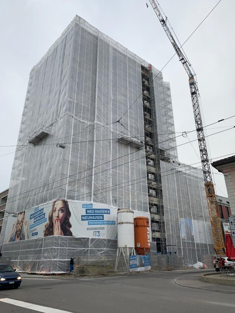 Nach Ihrem Wunsch verkleiden wir teilweise oder komplett unsere Gerüstkonstruktionen mit Netz, UV- Netz, Jute oder Plastik und sorgen dafür, dass weder Wasser noch Staub nach aussen oder nach innen dringt. Eine Beheizung der Aussenfassade für den Baufortschritt wird in der heutigen Zeit immer wichtiger.  Anwendungen:  Witterungsgeschützte Umbauten Wasser- und staubdichte Arbeitsflächen