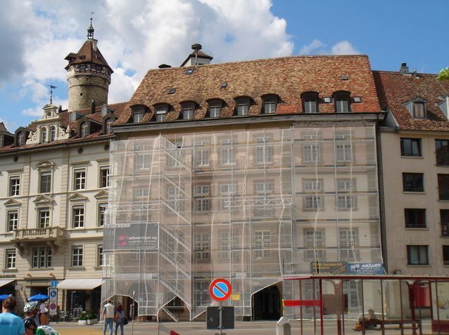 Nach Ihrem Wunsch verkleiden wir teilweise oder komplett unsere Gerüstkonstruktionen mit Netz, UV- Netz, Jute oder Plastik und sorgen dafür, dass weder Wasser noch Staub nach aussen oder nach innen dringt. Eine Beheizung der Aussenfassade für den Baufortschritt wird in der heutigen Zeit immer wichtiger.  Anwendungen:  Witterungsgeschützte Umbauten Wasser- und staubdichte Arbeitsflächen