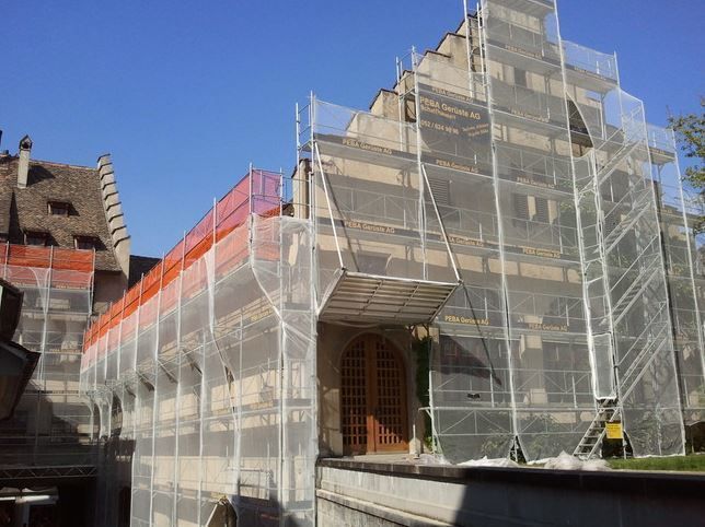 Nach Ihrem Wunsch verkleiden wir teilweise oder komplett unsere Gerüstkonstruktionen mit Netz, UV- Netz, Jute oder Plastik und sorgen dafür, dass weder Wasser noch Staub nach aussen oder nach innen dringt. Eine Beheizung der Aussenfassade für den Baufortschritt wird in der heutigen Zeit immer wichtiger.  Anwendungen:  Witterungsgeschützte Umbauten Wasser- und staubdichte Arbeitsflächen