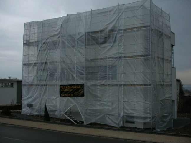 Nach Ihrem Wunsch verkleiden wir teilweise oder komplett unsere Gerüstkonstruktionen mit Netz, UV- Netz, Jute oder Plastik und sorgen dafür, dass weder Wasser noch Staub nach aussen oder nach innen dringt. Eine Beheizung der Aussenfassade für den Baufortschritt wird in der heutigen Zeit immer wichtiger.  Anwendungen:  Witterungsgeschützte Umbauten Wasser- und staubdichte Arbeitsflächen