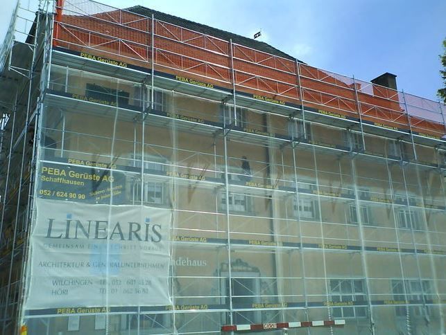 Nach Ihrem Wunsch verkleiden wir teilweise oder komplett unsere Gerüstkonstruktionen mit Netz, UV- Netz, Jute oder Plastik und sorgen dafür, dass weder Wasser noch Staub nach aussen oder nach innen dringt. Eine Beheizung der Aussenfassade für den Baufortschritt wird in der heutigen Zeit immer wichtiger.  Anwendungen:  Witterungsgeschützte Umbauten Wasser- und staubdichte Arbeitsflächen