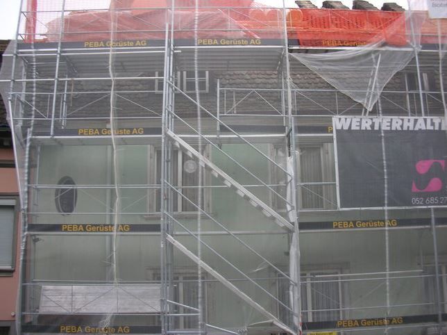 Nach Ihrem Wunsch verkleiden wir teilweise oder komplett unsere Gerüstkonstruktionen mit Netz, UV- Netz, Jute oder Plastik und sorgen dafür, dass weder Wasser noch Staub nach aussen oder nach innen dringt. Eine Beheizung der Aussenfassade für den Baufortschritt wird in der heutigen Zeit immer wichtiger.  Anwendungen:  Witterungsgeschützte Umbauten Wasser- und staubdichte Arbeitsflächen