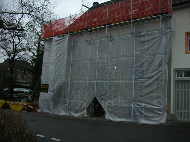 Nach Ihrem Wunsch verkleiden wir teilweise oder komplett unsere Gerüstkonstruktionen mit Netz, UV- Netz, Jute oder Plastik und sorgen dafür, dass weder Wasser noch Staub nach aussen oder nach innen dringt. Eine Beheizung der Aussenfassade für den Baufortschritt wird in der heutigen Zeit immer wichtiger.  Anwendungen:  Witterungsgeschützte Umbauten Wasser- und staubdichte Arbeitsflächen
