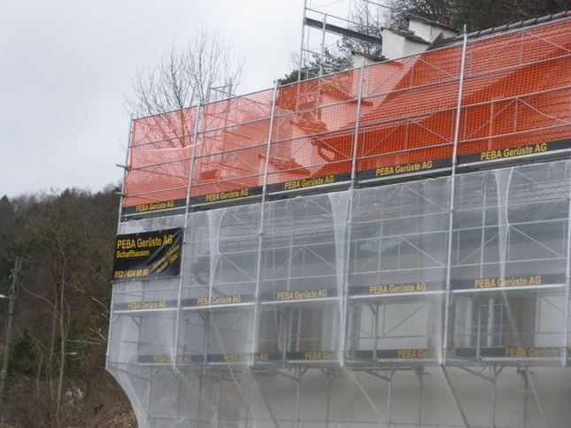 Nach Ihrem Wunsch verkleiden wir teilweise oder komplett unsere Gerüstkonstruktionen mit Netz, UV- Netz, Jute oder Plastik und sorgen dafür, dass weder Wasser noch Staub nach aussen oder nach innen dringt. Eine Beheizung der Aussenfassade für den Baufortschritt wird in der heutigen Zeit immer wichtiger.  Anwendungen:  Witterungsgeschützte Umbauten Wasser- und staubdichte Arbeitsflächen