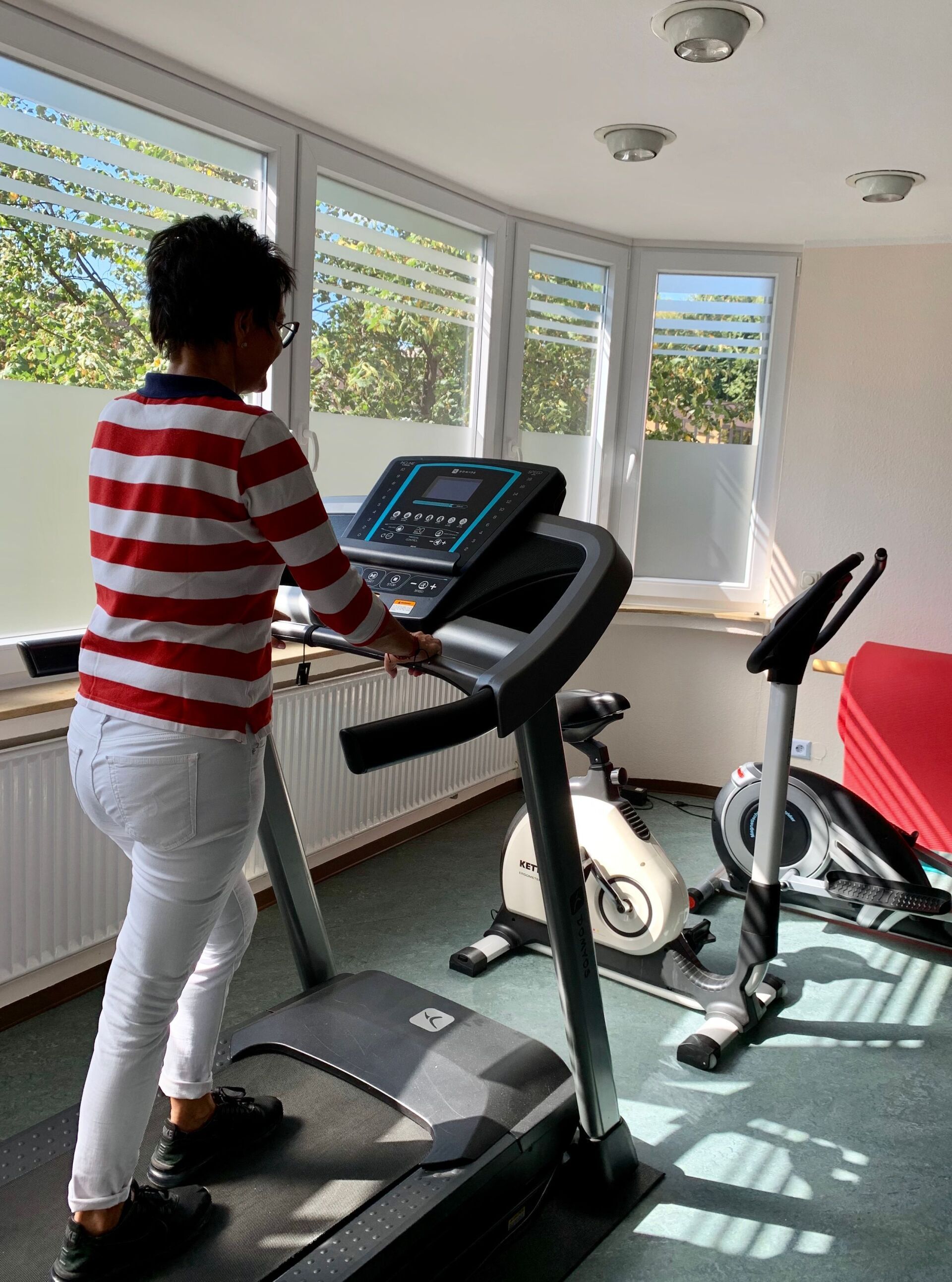 Mitarbeiterin Physiotherapie Diesmann Laufband in der Praxis