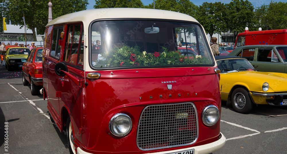 Ein rot-weisser Lieferwagen