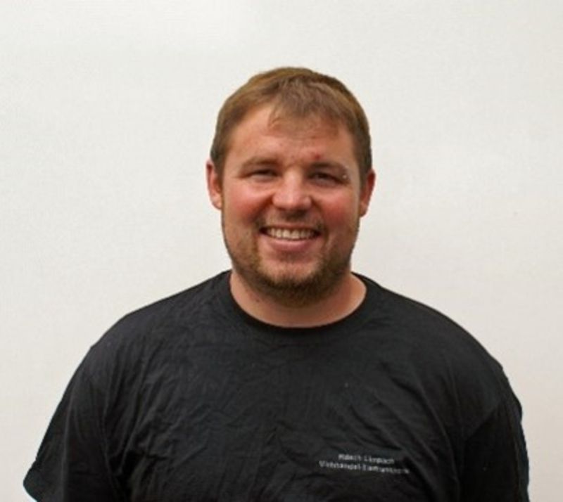 Ein Mann trägt ein schwarzes T-Shirt. Foto von der Rösch Tiertransporte GmbH