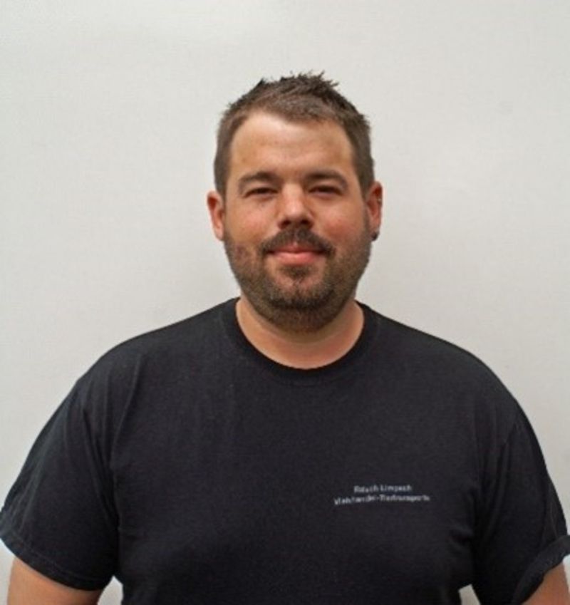 Ein Mann mit Bart trägt ein schwarzes Hemd. Foto von der Rösch Tiertransporte GmbH