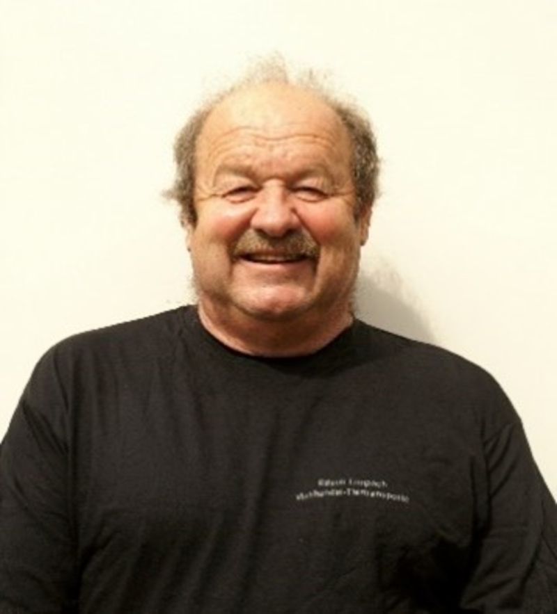 Ein Mann mit Schnurrbart trägt ein schwarzes Hemd. Foto von der Rösch Tiertransporte GmbH