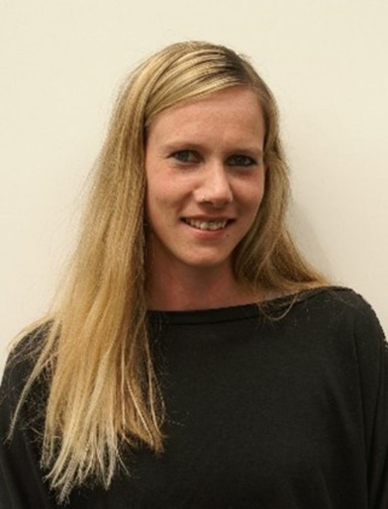 Eine Frau mit langen blonden Haaren trägt ein schwarzes Hemd und lächelt. Foto von der Rösch Tiertransporte GmbH