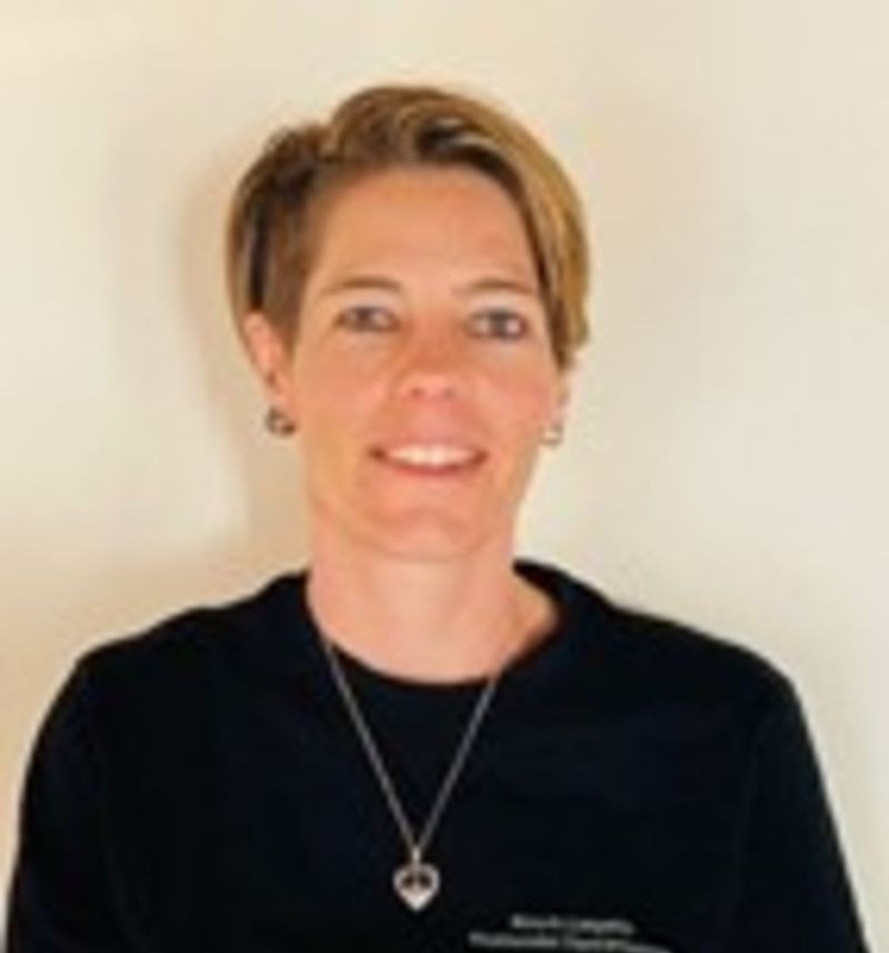 Eine Frau mit einem schwarzen Shirt und einer Halskette lächelt in die Kamera. Foto von der Rösch Tiertransporte GmbH