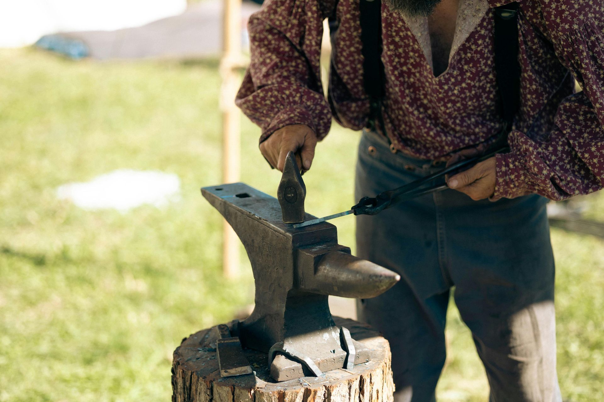Icono de marcador de posición gris claro con un sol y montañas sobre fondo blanco