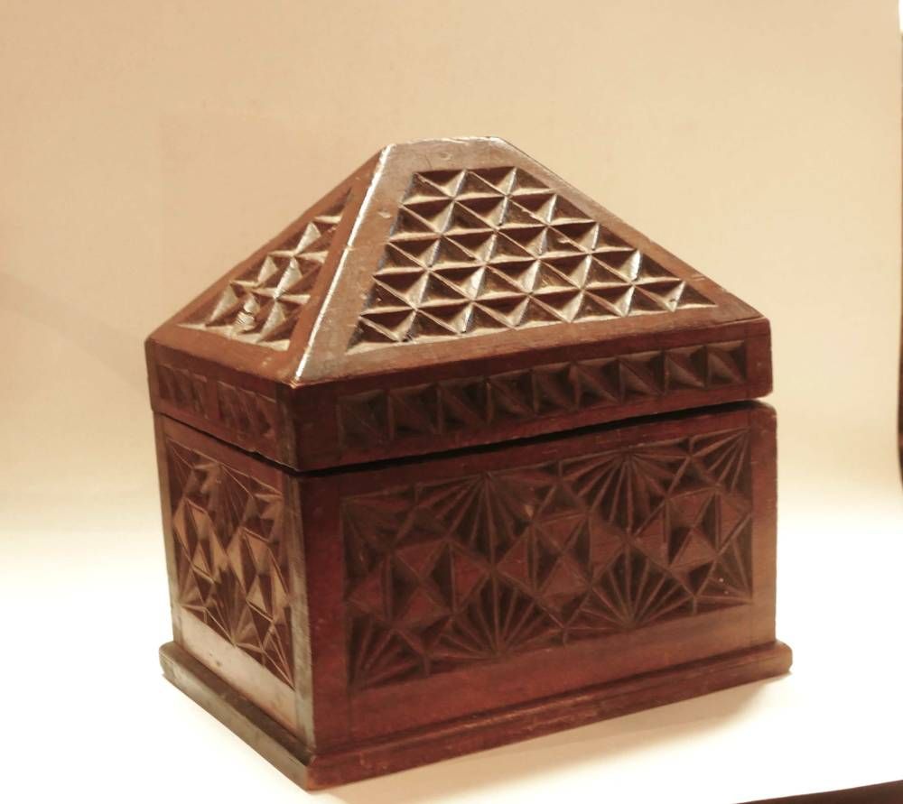 Boîte décorative en bois sculpté brun, avec un couvercle pyramidal et des motifs géométriques