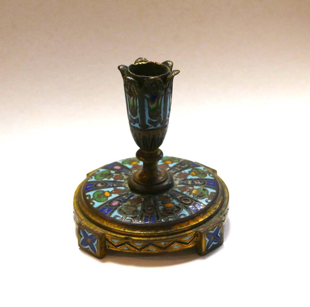 Bougeoir orné de bijoux, avec une coupe bleu-vert sur un socle rond décoré