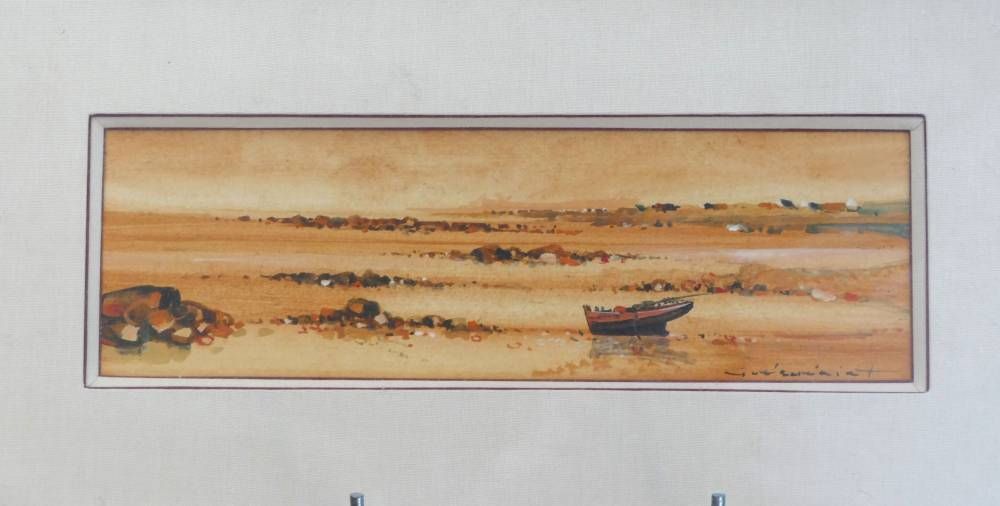 Peinture encadrée représentant une plage de sable avec un petit bateau et un rivage au loin, dans des tons beige chaleureux