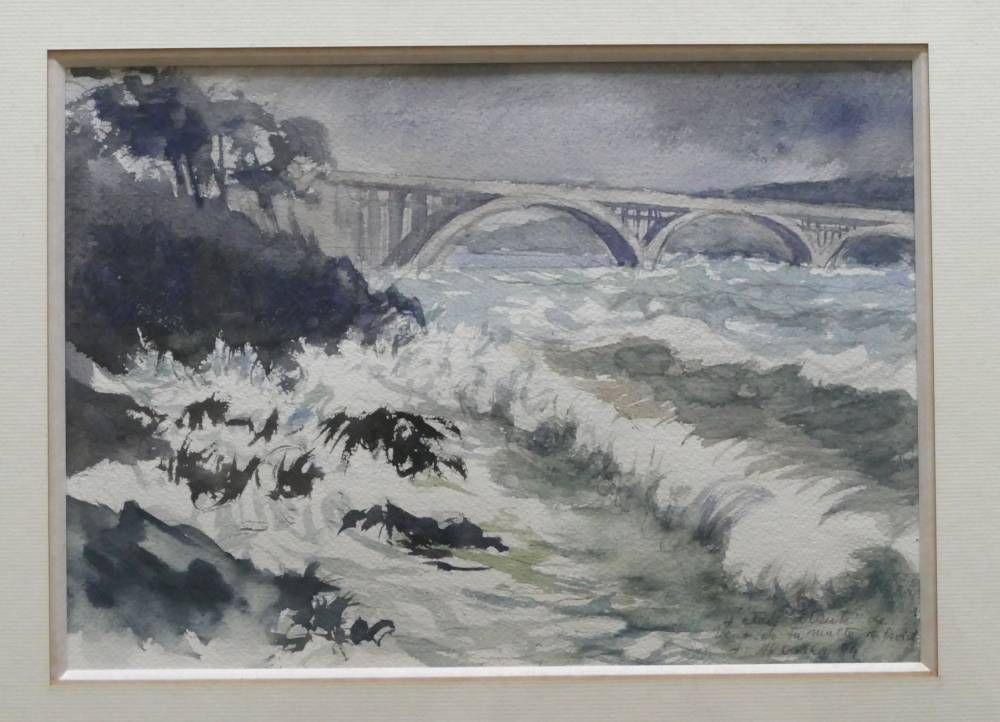 Aquarelle grise d’une rivière aux vagues écumeuses sous un pont en arc, avec des arbres sombres à gauche