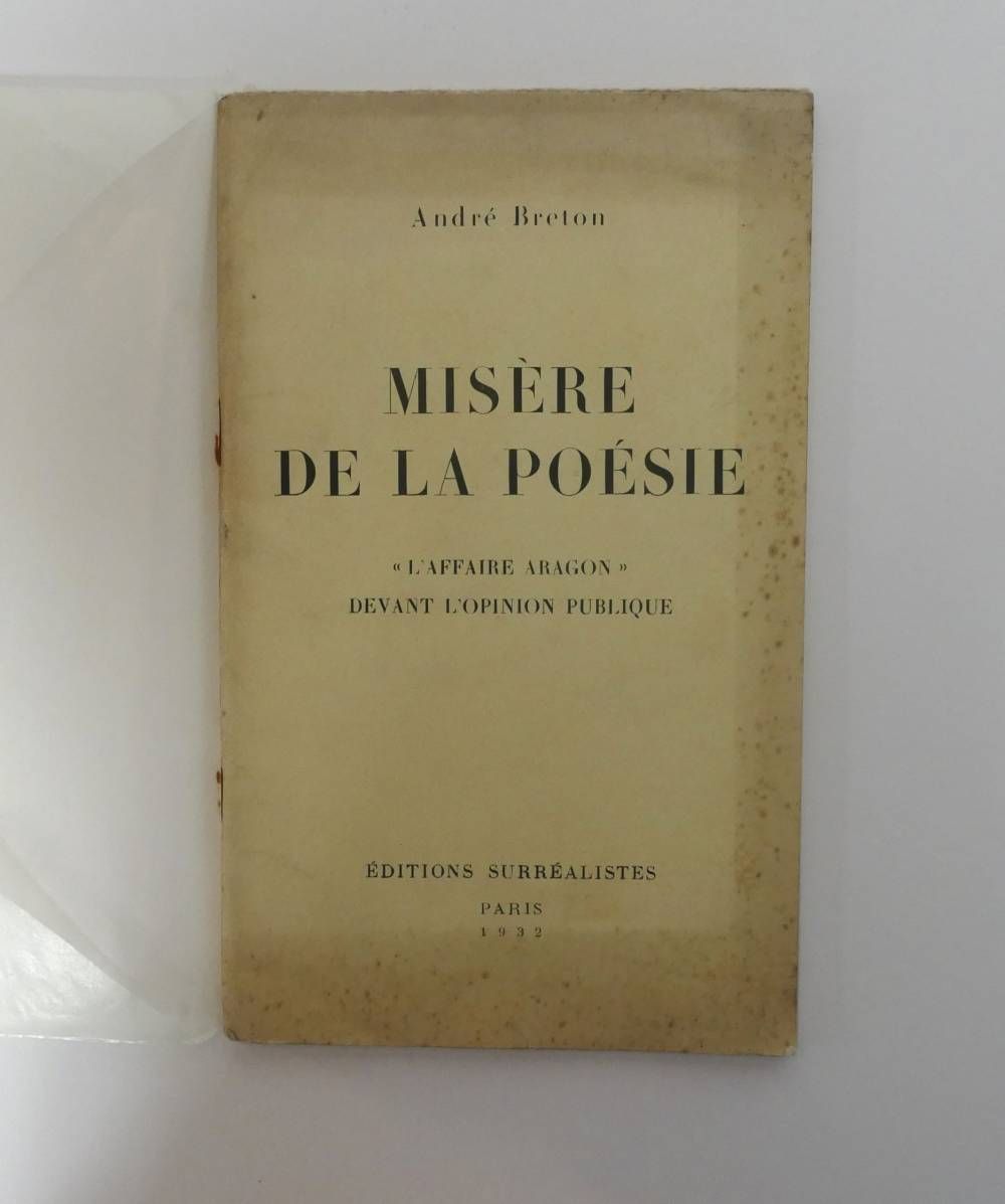 Couverture de livre beige usée, intitulée « Misere de la Poésie » d’André Breton, centrée sur un fond blanc