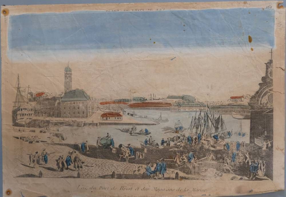 Scène animée dans un port, avec des bateaux, des gens et des bâtiments au loin sous un ciel bleu pâle.