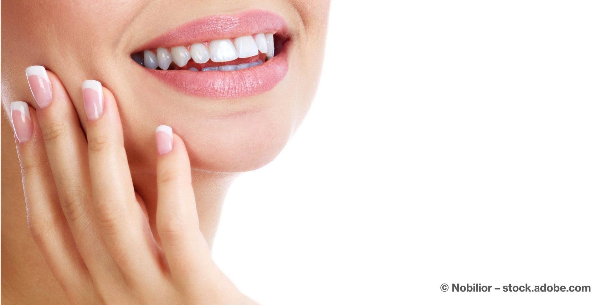 Lächeln einer Frau mit gesunden, weißen Zähnen