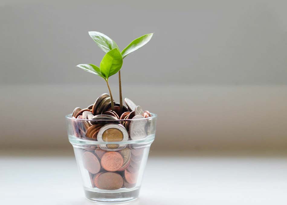 Pièces de monnaie dans un verre