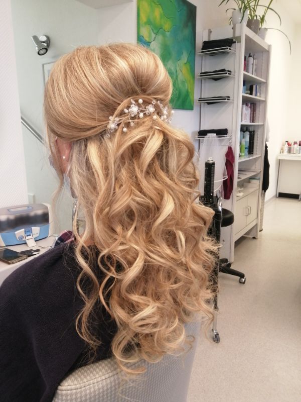 Brautfrisur mit langen blonden Haaren