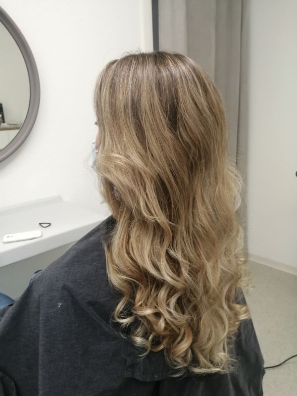 Balayage mit blonden langen gewellten Haaren