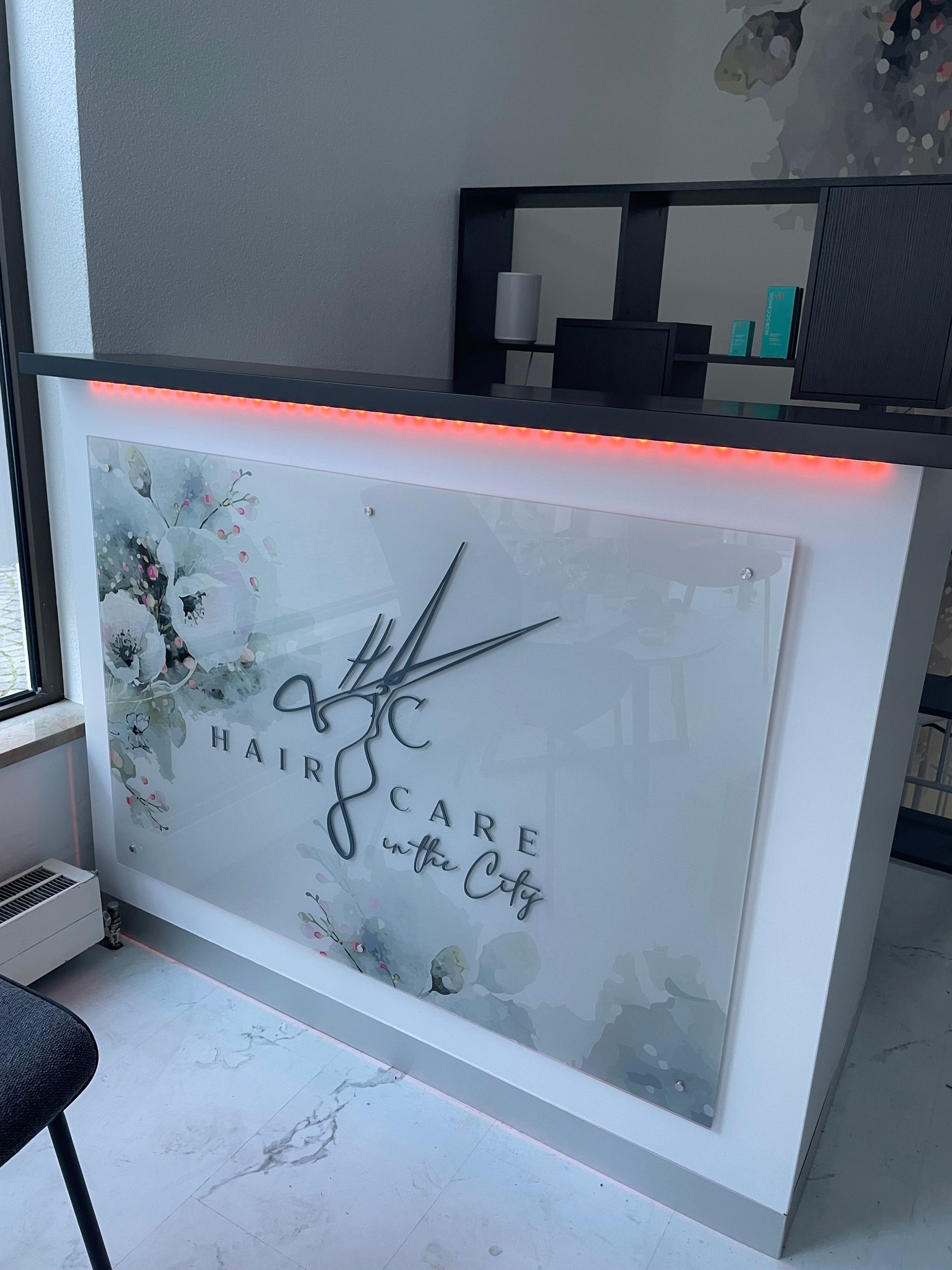 Ein Empfangstresen in einem Friseursalon mit einem Schild darauf.