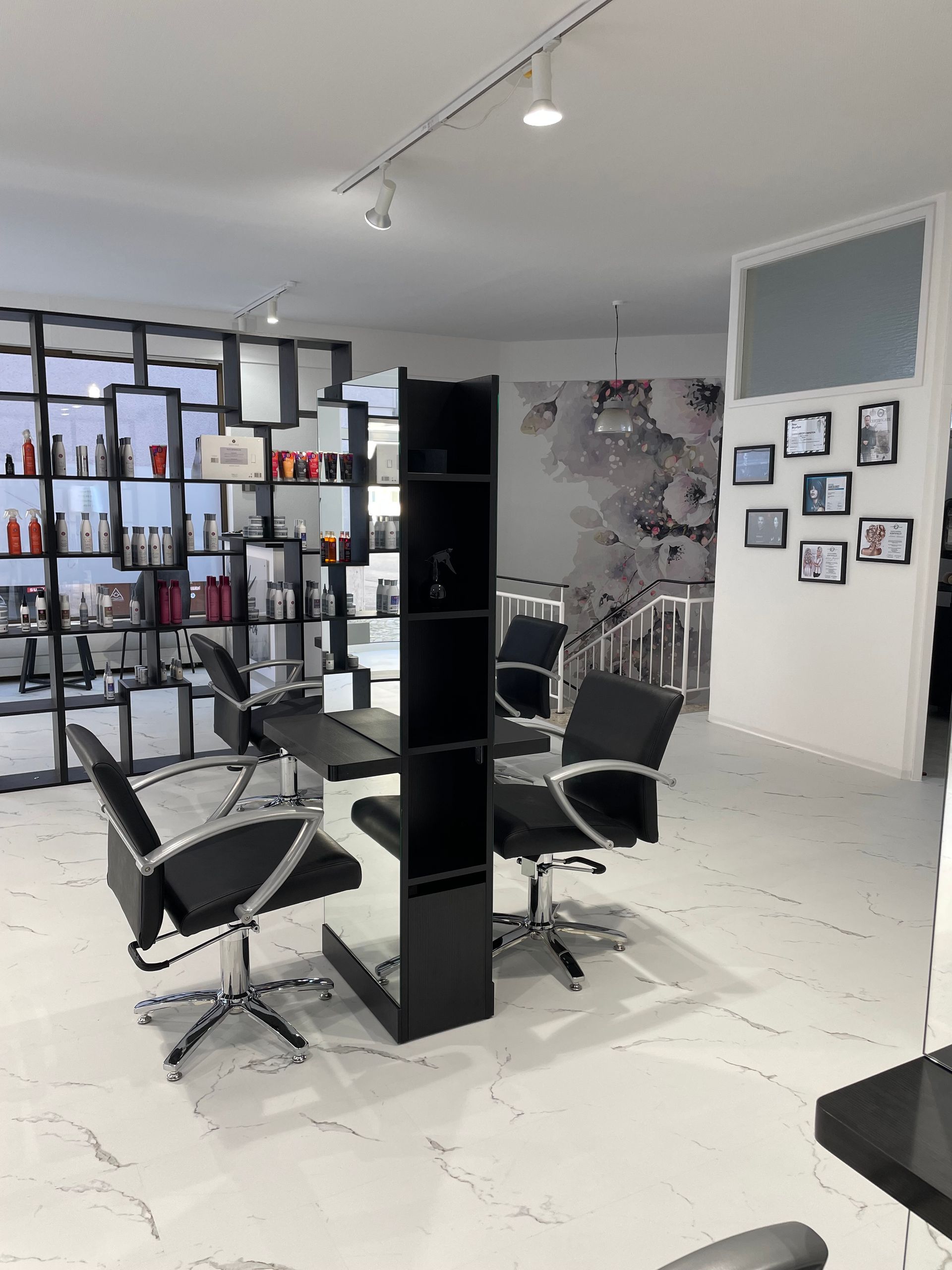 Ein Friseursalon mit vielen Regalen und Stühlen