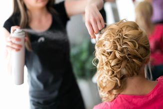 lange Haare werden gerade geschnitten