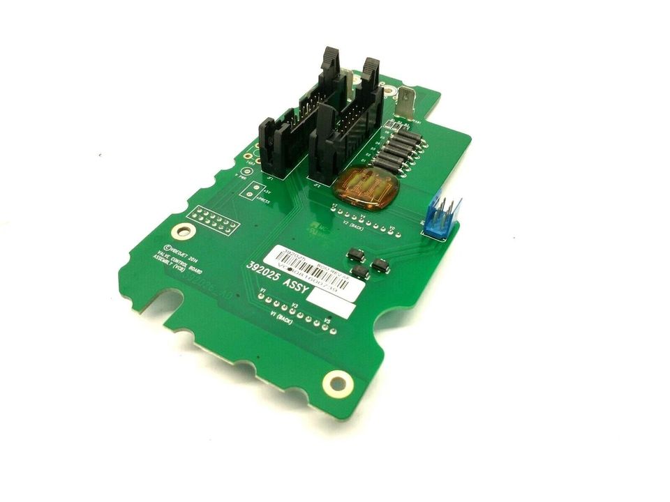 Placa de circuito verde con componentes negros y conector azul.