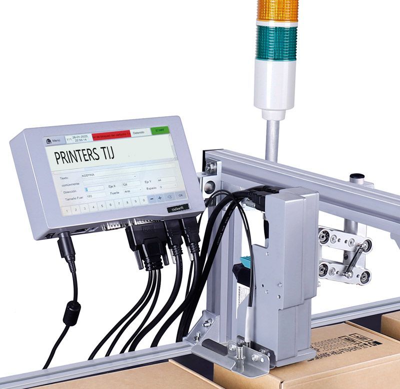 Impresora de inyección de tinta industrial, blanca y gris con detalles en verde, montada sobre un soporte, pantalla de visualización visible.