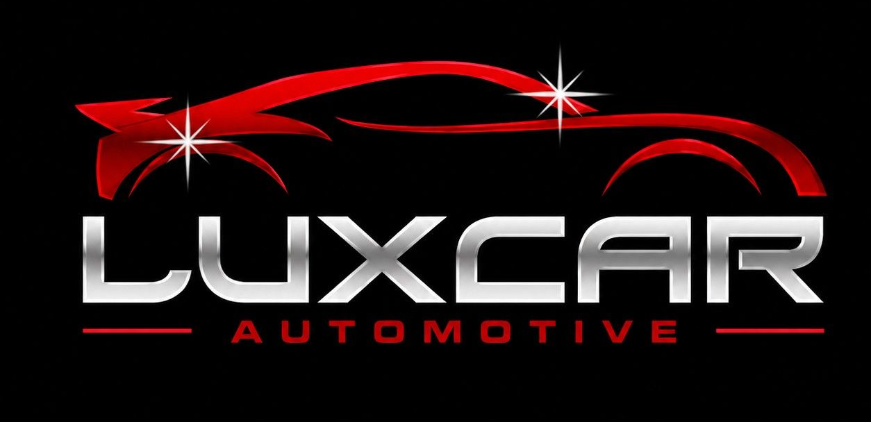 Logotipo de LuxCar Automotive con la silueta de un coche rojo sobre un fondo negro.