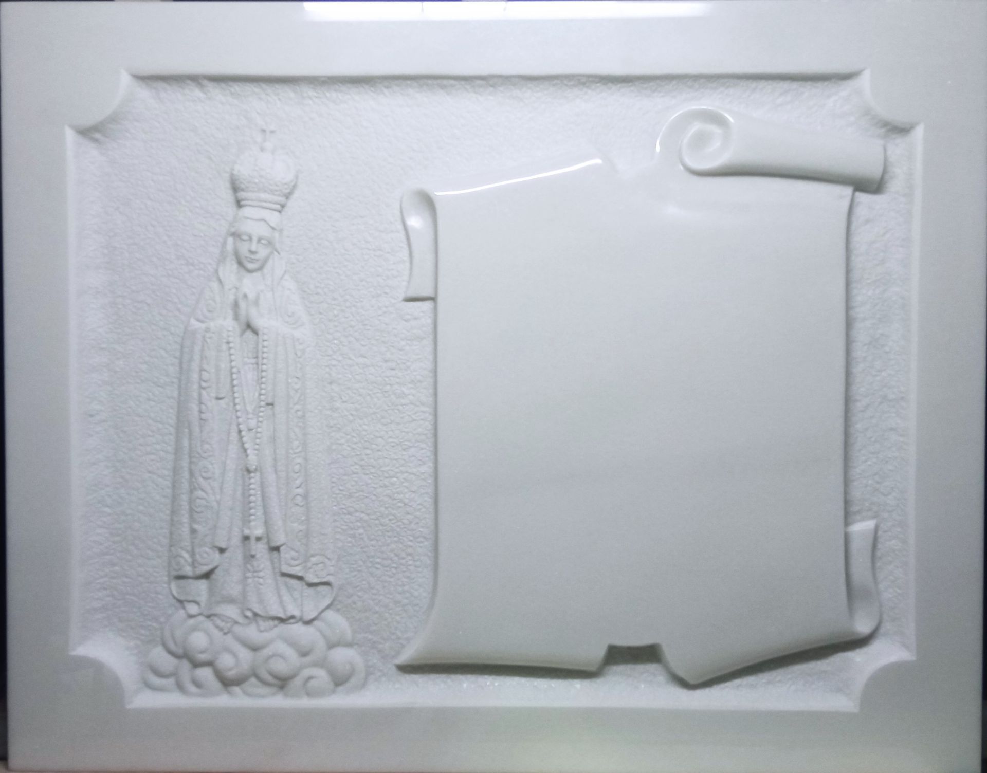 Una placa blanca con una estatua de una mujer y un pergamino sobre ella.