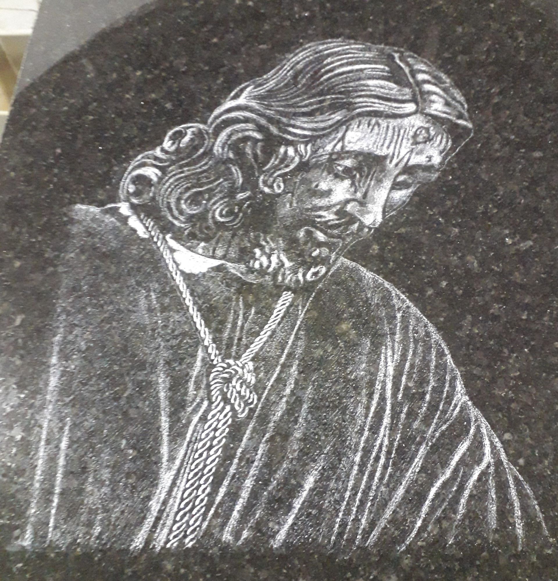 Un dibujo en blanco y negro de Jesús con un collar alrededor del cuello.